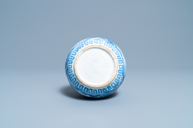 Een blauw-witte Delftse kalebasvaas met chinoiserie decor, eind 17e eeuw