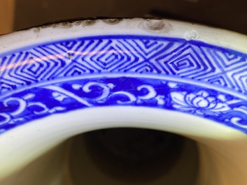 Une paire de grands vases en porcelaine de Chine en bleu et blanc &agrave; d&eacute;cor de longues dames, Kangxi