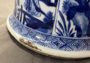 Une paire de grands vases en porcelaine de Chine en bleu et blanc &agrave; d&eacute;cor de longues dames, Kangxi