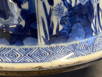 Une paire de grands vases en porcelaine de Chine en bleu et blanc &agrave; d&eacute;cor de longues dames, Kangxi