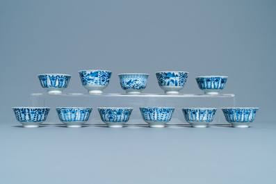 Une collection de tasses et soucoupes en porcelaine de Chine en bleu et blanc, 19&egrave;me