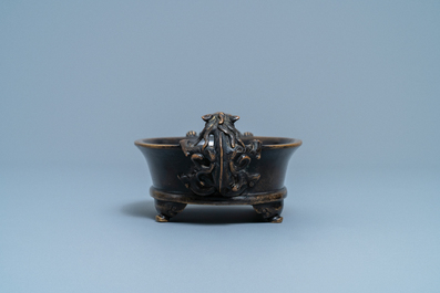 Een Chinese bronzen wierookbrander met chilong handgrepen, Xuande merk, Ming