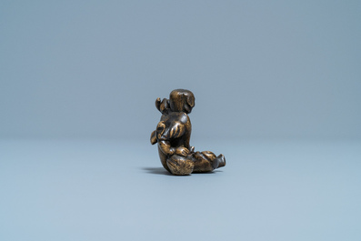 Un poids &agrave; rouleau figurant Liu Hai en bronze sur socle en bois, Chine, Ming