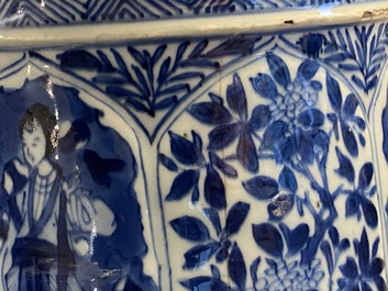 Une paire de grands vases en porcelaine de Chine en bleu et blanc &agrave; d&eacute;cor de longues dames, Kangxi