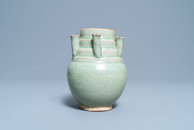 Een Chinese Longquan celadon urne met vijf tuiten, Song