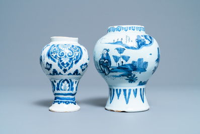 Quatre assiettes et deux vases en fa&iuml;ence de Delft en bleu et blanc, 18&egrave;me