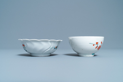 Deux bols et une coupe en porcelaine de style Kakiemon, Japon, Edo