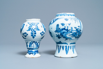 Quatre assiettes et deux vases en fa&iuml;ence de Delft en bleu et blanc, 18&egrave;me