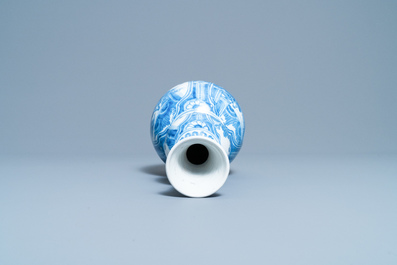 Een blauw-witte Delftse kalebasvaas met chinoiserie decor, eind 17e eeuw