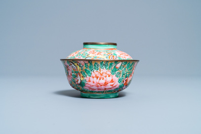 A Chinese Thai market Bencharong bowl and cover, 19th C.