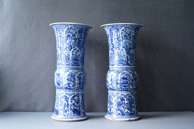 Une paire de grands vases en porcelaine de Chine en bleu et blanc &agrave; d&eacute;cor de longues dames, Kangxi