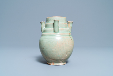 Een Chinese Longquan celadon urne met vijf tuiten, Song