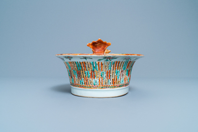 Un panier ajour&eacute; sur pr&eacute;sentoir en porcelaine de Chine famille rose de Canton, 19&egrave;me