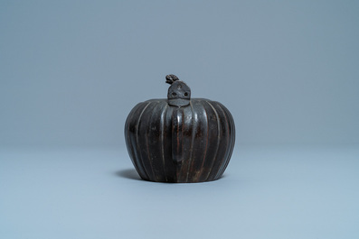 Een Chinese gelakte bronzen theepot met deksel, Yuan