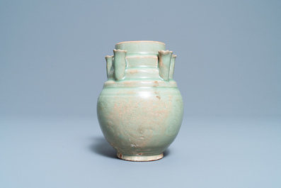 Een Chinese Longquan celadon urne met vijf tuiten, Song