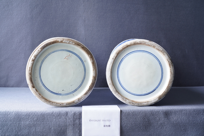 Une paire de grands vases en porcelaine de Chine en bleu et blanc &agrave; d&eacute;cor de longues dames, Kangxi