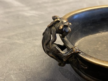 Een Chinese bronzen wierookbrander met chilong handgrepen, Xuande merk, Ming