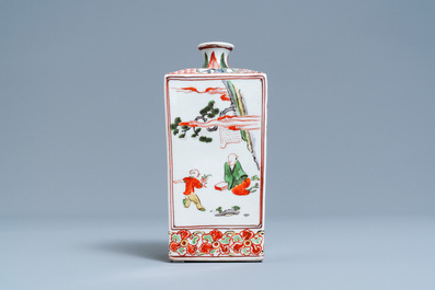 Une bouteille &agrave; sak&eacute; de forme carr&eacute;e en porcelaine Ko-Imari de Japon, Edo, 18&egrave;me