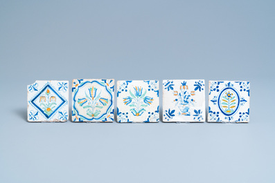 Tien polychrome Delftse tegels met bloemen en ornamenten, 17e eeuw