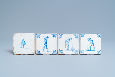 Seize carreaux en fa&iuml;ence de Delft en bleu et blanc &agrave; d&eacute;cor de figures, 17&egrave;me