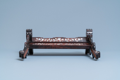 Trois supports d'&eacute;crans de table en bois sculpt&eacute;, Chine, 19&egrave;me