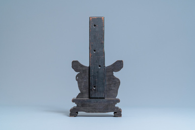 Huit supports de plats en bois sculpt&eacute;, Chine, 19/20&egrave;me