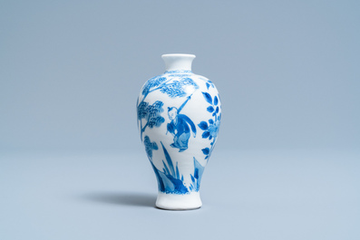 Un petit vase en porcelaine de Chine en bleu et blanc, Kangxi