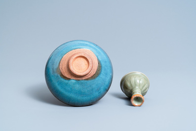 Un bol sur piedouche en porcelaine c&eacute;ladon de Longquan et un bol de type Junyao, Ming et/ou apr&egrave;s