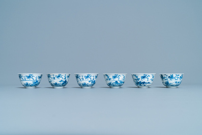 Zes Chinese blauw-witte koppen en acht schotels met ruiters te paard, Kangxi
