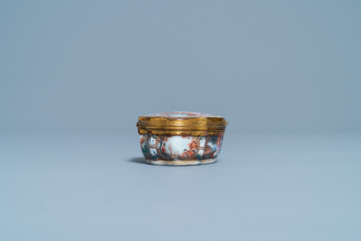 Une bo&icirc;te couverte en porcelaine de Chine famille rose &agrave; monture dor&eacute;e, Qianlong