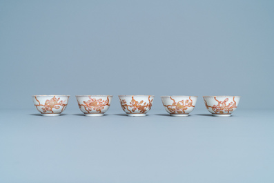 Cinq tasses et soucoupes en porcelaine de Chine en rouge de fer et dor&eacute;, Yongzheng/Qianlong