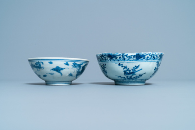 Twee Chinese blauw-witte kommen en een vierkante bronzen vaas, Ming