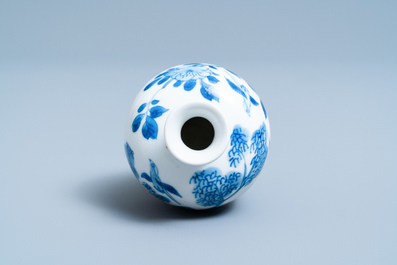 Un petit vase en porcelaine de Chine en bleu et blanc, Kangxi