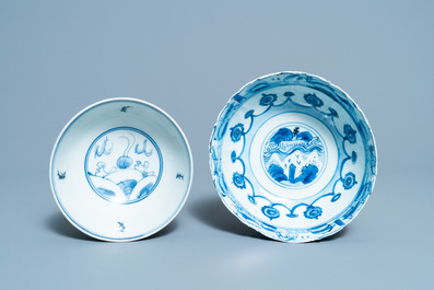 Deux bols en porcelaine de Chine en bleu et blanc et un vase en bronze, Ming