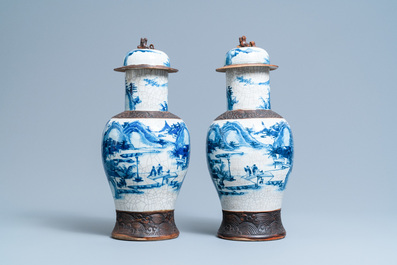 Cinq vases en porcelaine de Chine en bleu et blanc et en famille rose, 19&egrave;me