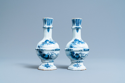 Une paire de vases en fa&iuml;ence de Delft en bleu et blanc &agrave; d&eacute;cor de chinoiserie, fin du 17&egrave;me