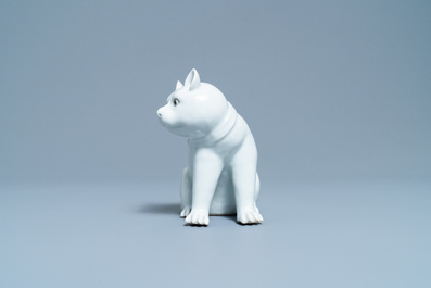 Un mod&egrave;le d'un chat en porcelaine blanc de Chine de Dehua sur socle en bois, 19&egrave;me