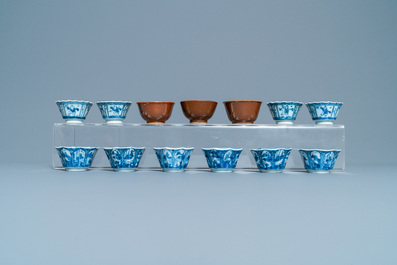 Een grote collectie Chinese blauw-witte koppen en schotels, Kangxi/Qianlong
