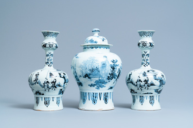 A Dutch Delft blue and white chinoiserie garniture of three vases, 17/18th C.