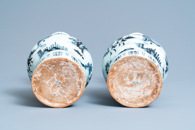 Une garniture de trois vases en fa&iuml;ence de Delft en bleu et blanc &agrave; d&eacute;cor de chinoiserie, 17/18&egrave;me