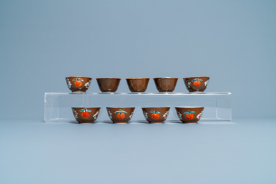 Seize tasses et soucoupes en porcelaine de Chine famille rose &agrave; fond brun capucin, Qianlong