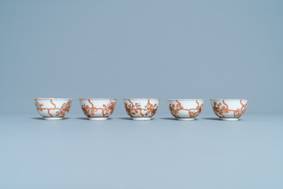 Cinq tasses et soucoupes en porcelaine de Chine en rouge de fer et dor&eacute;, Yongzheng/Qianlong