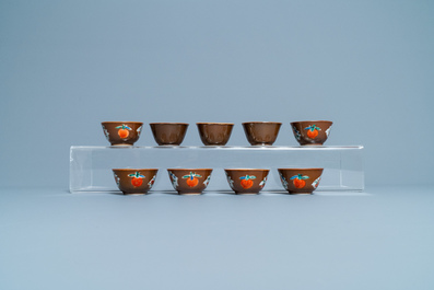 Seize tasses et soucoupes en porcelaine de Chine famille rose &agrave; fond brun capucin, Qianlong