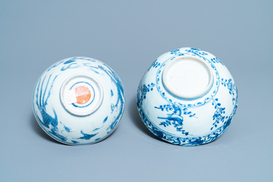 Twee Chinese blauw-witte kommen en een vierkante bronzen vaas, Ming