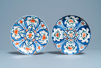 Une paire de plats en fa&iuml;ence de Delft en bleu et blanc et une paire d'assiettes polychromes, 18&egrave;me