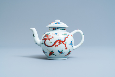 Een Chinese wucai 'draken' theepot met deksel, Republiek