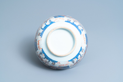 Een paar grote Chinese Imari-stijl kommen, Kangxi