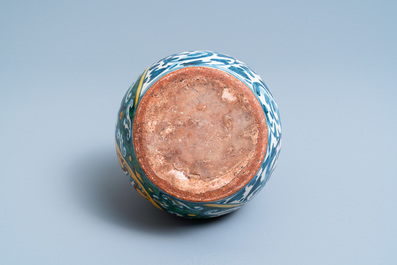 Une bouteille de pharmacie armori&eacute;e en majolique italienne polychrome, Deruta, 17&egrave;me