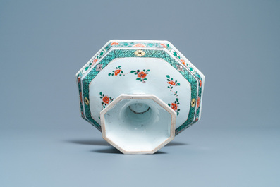 Un tazza de forme octagonale en porcelaine de Chine famille verte, Kangxi