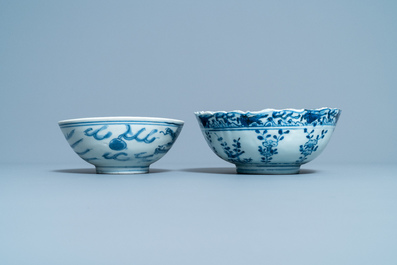 Deux bols en porcelaine de Chine en bleu et blanc et un vase en bronze, Ming